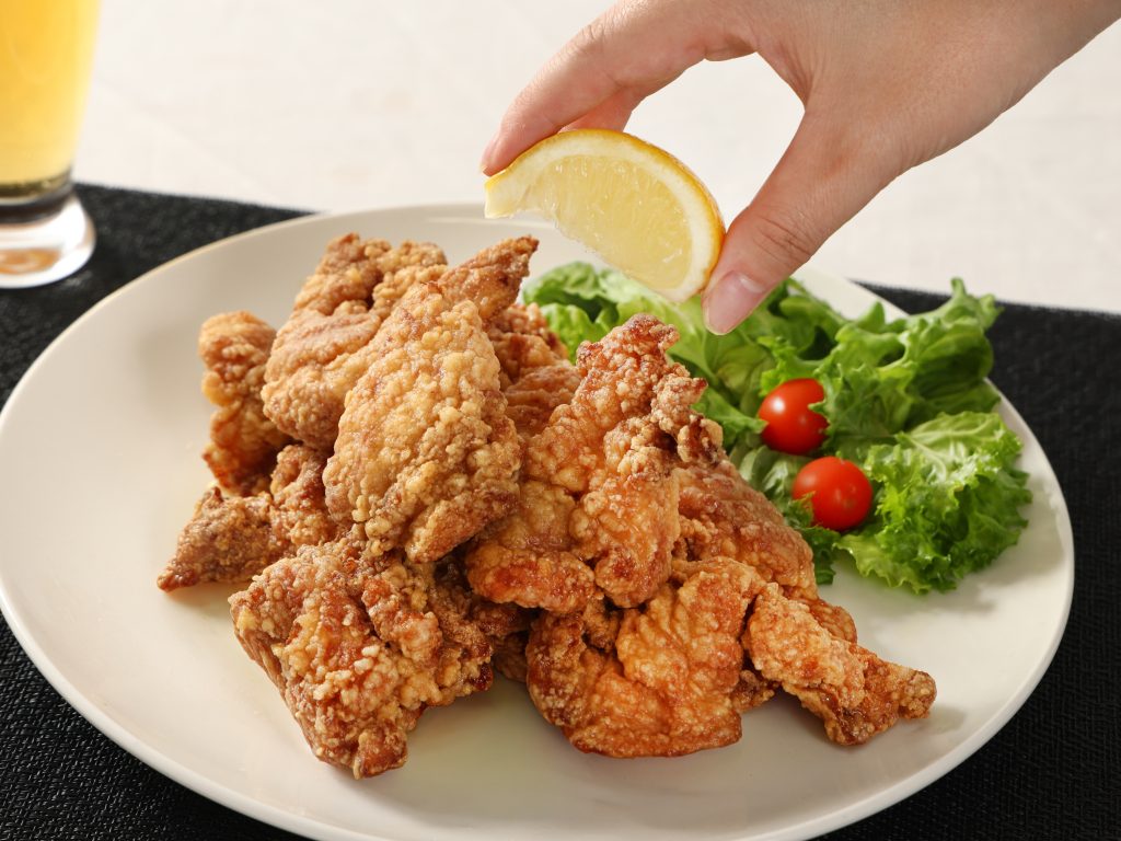 レモンを絞っている瞬間